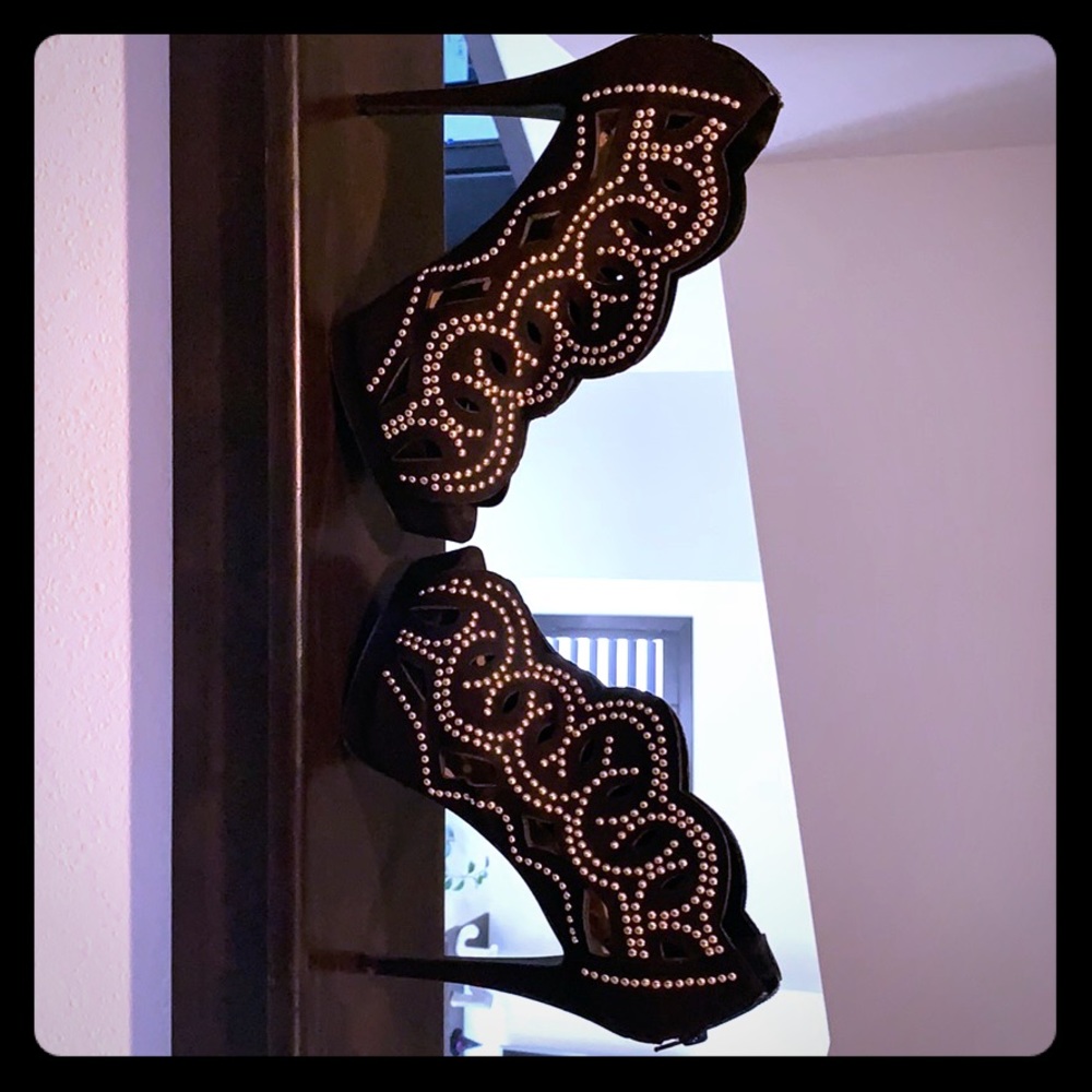 Platform open toed pump, black and gold.